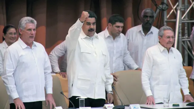 دياز كانال الى جانب رئيس فنزويلا مادورو وراؤول كاسترو