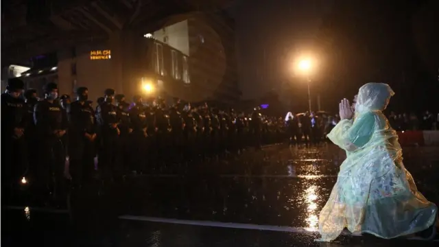 สลายม็อบ