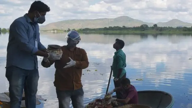 মৃত কোভিড রোগীদের অস্থিপাত্র - যা পরিজনরা নিতে চাননি - কাবেরী নদীতে ভাসিয়ে দেওয়া হচ্ছে