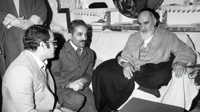 محمد علی رجایی (وسط)