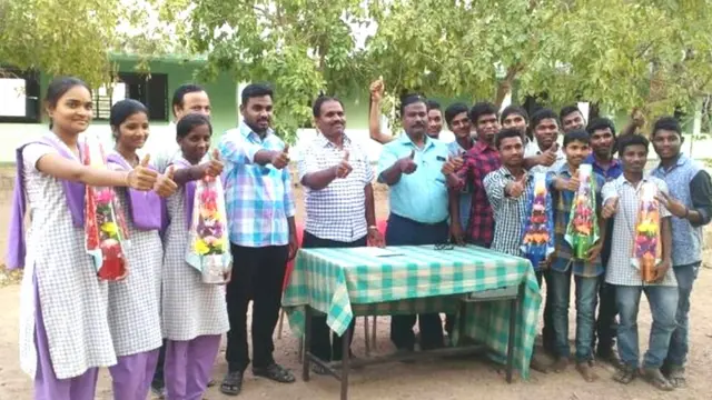 విజయచిహ్నం చూపిస్తున్న విద్యార్థినీ, విద్యార్థులు.