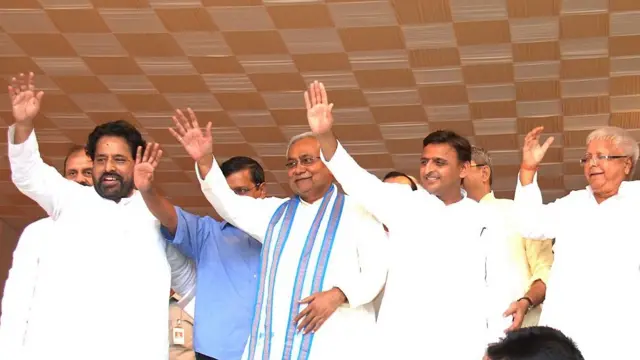 लालू प्रसाद यादव के साथ नीतीश कुमार