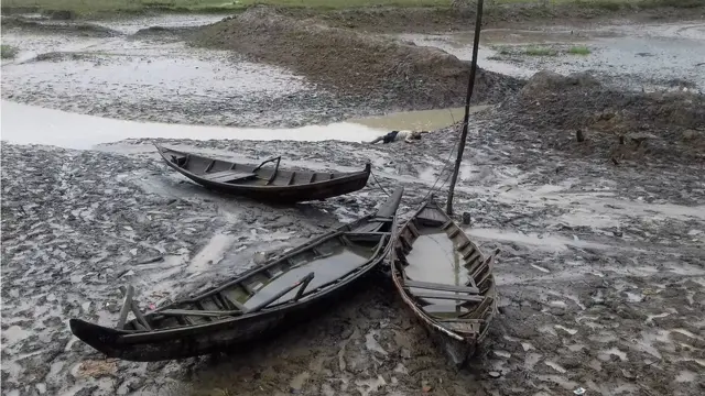 तीन छोटी नाव की तस्वीर रोहिंग्या