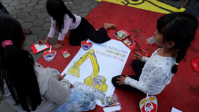 Sejumlah anak mengikuti perayaan HUT RI di kawasan Dago Ekos, Kota Bandung.