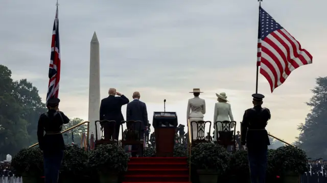 Доналд Трамп, краљ Чарлс, Меланија Трамп и краљица Камила на травњаку испред Беле куће, види се и Вашингтонски споменик