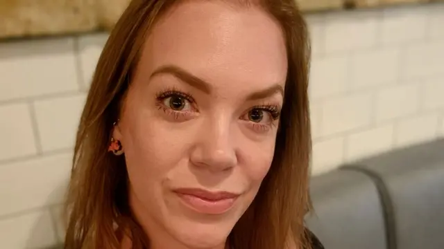 Uma selfie de Rhiannon Lawson, que tem cabelos e olhos castanhos