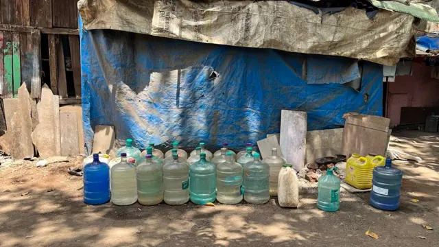 काही भागांमध्ये नागरिकांनी पिण्यासाठी वेगळं पाणी विकत घेण्यास सुरुवात केली आहे. 