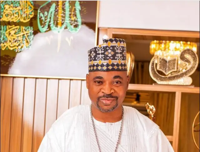 Mc Olomo bụ onye a ma ama na Legọs steeti dịka ọ rụbụrụ ọrụ dịka onye nlekọta ndị ọrụ njem ụgbọala na steeti ahụ.