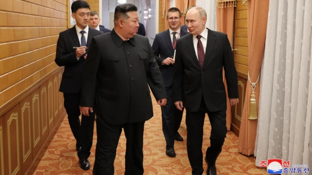 김정은 위원장이 19일 새벽 평양에 도착한 블라디미르 푸틴 러시아 대통령을 금수산영빈관으로 안내하고 있다