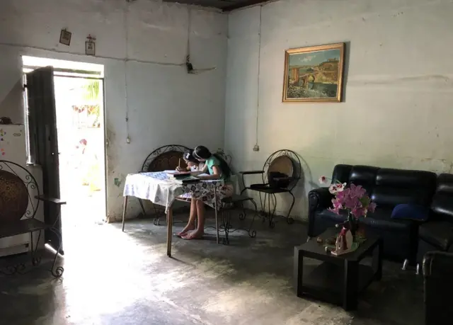 Valeria Torres con una alumna.