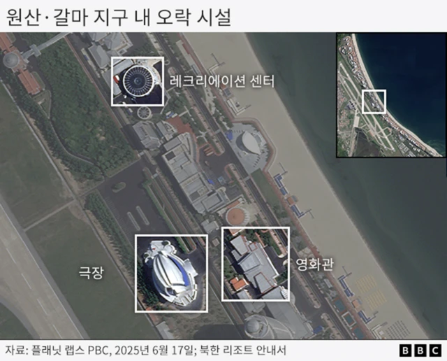 리조트의 위성 이미지로 레크리에이션 센터, 영화관, 극장이 보인다. 모두 해변이 보이는 해안선을 따라 자리 잡고 있다.