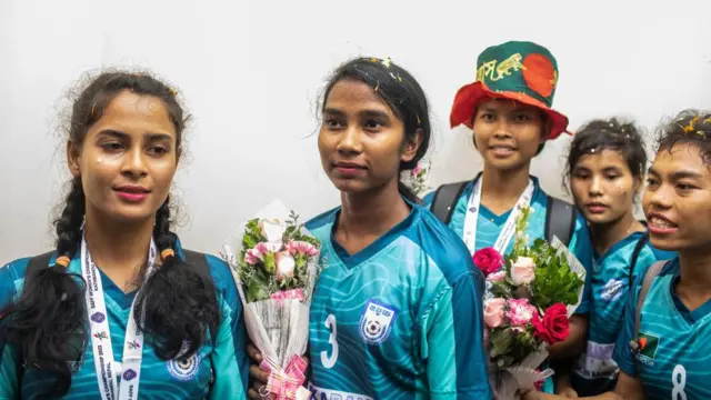 গত সেপ্টেম্বরে দেশে ফেরার পর বিমানবন্দরে সাফ বিজয়ী নারী ফুটবল দলের সদস্যরা