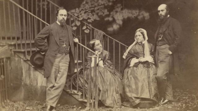 Nesta foto tirada na casa de Dante Gabriel (à esquerda), em Chelsea, estão sua irmã Christina, sua mãe e William Michael (irmão e crítico de arte)