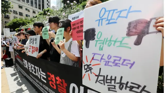 한국여성단체연합 회원들이 8월 경찰 파편수사 규탄 긴급 기자회견에서 피켓을 들고 있다