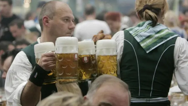 نادل يحمل مشروبات للزبائن