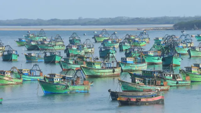 நள்ளிரவு முதல் தமிழக விசைபடகுகள் மீன்பிடிக்கச் செல்ல அரசு தடை