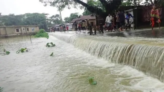 তিস্তা নদী তীরবর্তী অনেক গ্রামই প্রতিবছর বন্যা কবলিত হয়