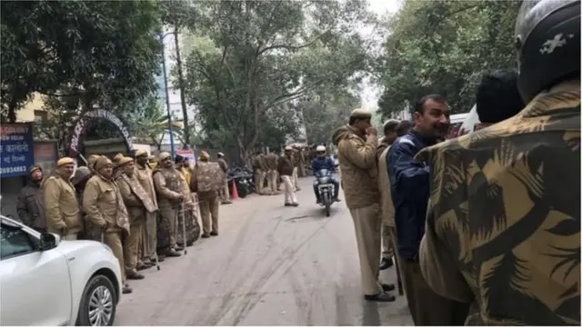 न्यू फ्रेंड्स कॉलनी पोलिस स्टेशनबाहेरचा बंदोबस्त