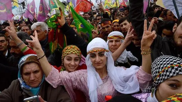 Diyarbakır'da Nevroz'u kutlayan kadınlar