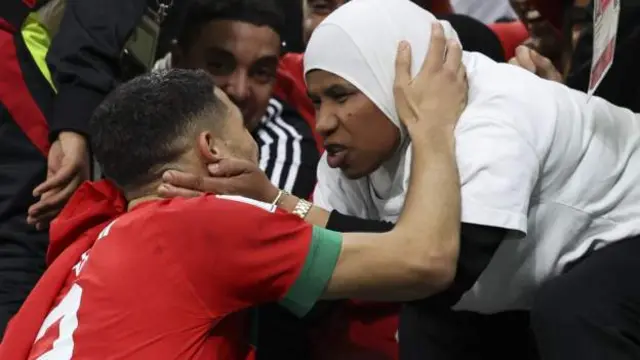 isanamu yamamaye cane ya Achraf Hakimi ariko akezwa na nyina wiwe igihe yari yinjije igitsindo cahaye itike Maroc yo kuja mu gice ca kane gishira ica nyuma