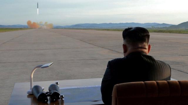 Kim Jong-un presencia el lanzamiento de un misil.