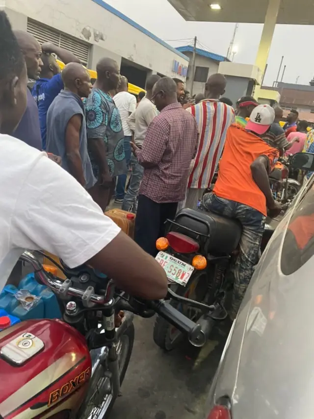 Awọn eeyan to lati ra epo