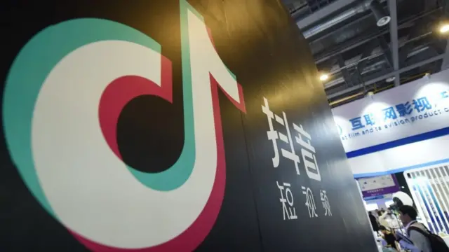 Logo de TikTok en una pared.