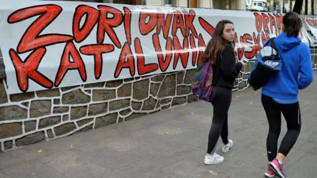 "Enhorabuena Cataluña", en una pared del País Vasco.