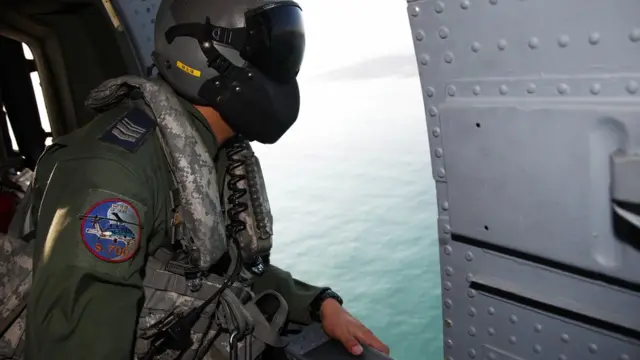 台湾军方派出了大批的飞机和船舰展开搜救行动。