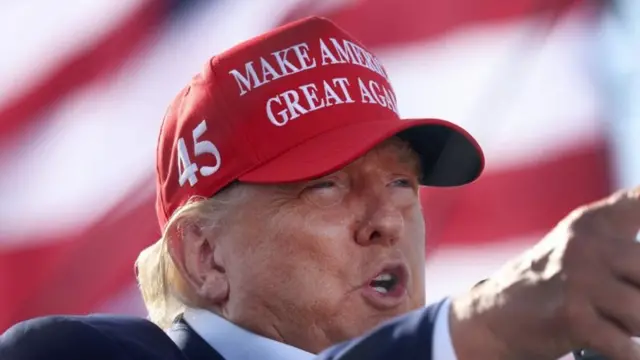 Trump com boné vermelhobet 365 roleta ao vivoque se lê o slogan 'Make America Great Again'