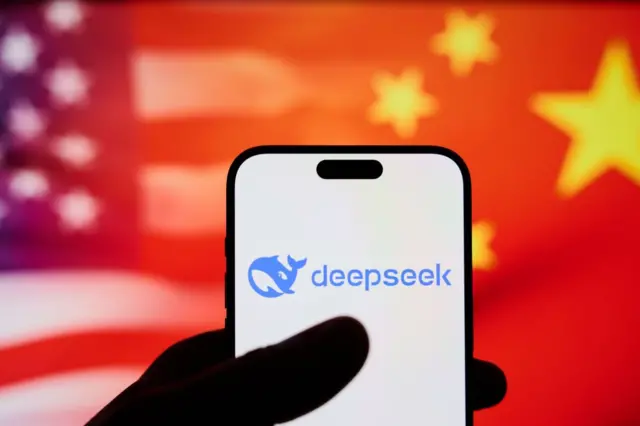 Un celular con la imagen de DeepSeek frente a banderas de EE.UU. y China