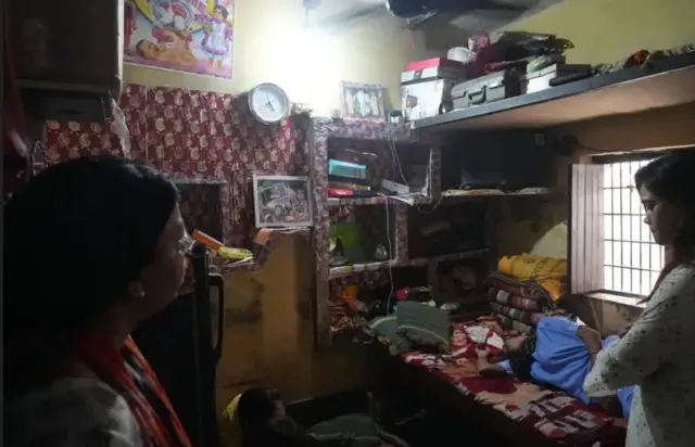 পদপিষ্ট হয়ে নিহত আশাদেবীর  পরিবার থাকে দুই কামরার এক বাড়িতে