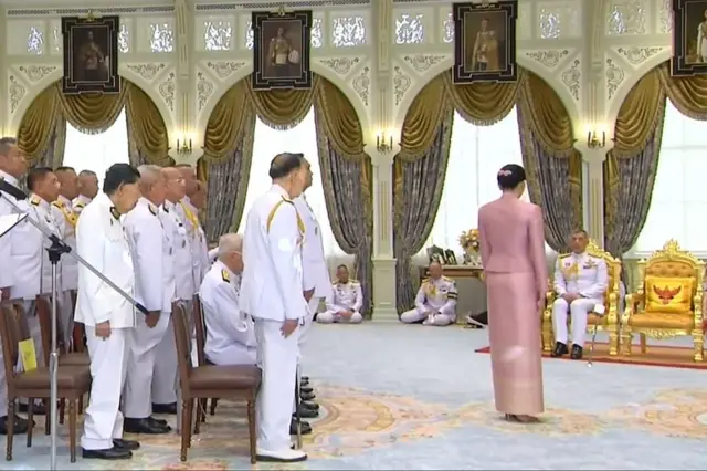 Des images de la cérémonie de mariage ont été diffusées sur les chaînes de télévision thaïlandaises tard mercredi 1er mai, montrant d'autres membres de la famille royale et des conseillers du palais présents.