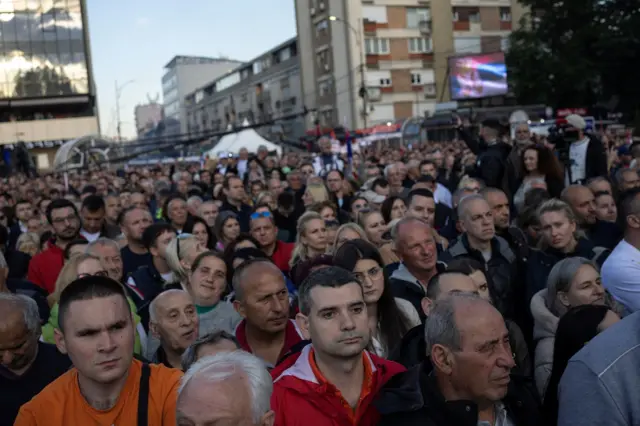 Grupa ljudi gleda u jednom pravcu na skupu