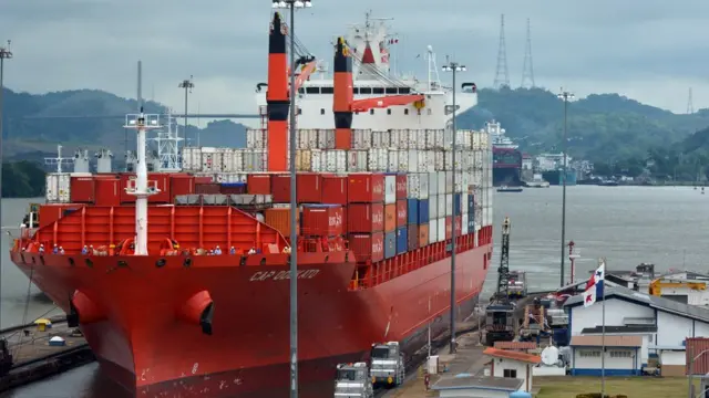 Barco no canal do Panamá