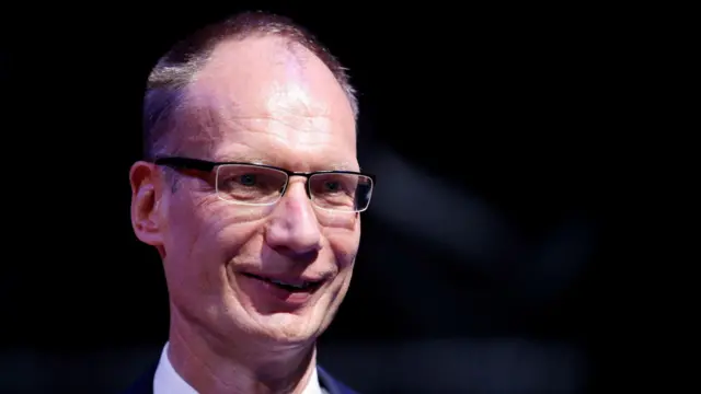 مایکل لوشلر در امور مالی متخصص است و در مدیریت شرکت‌های نوپا تجربه دارد. 