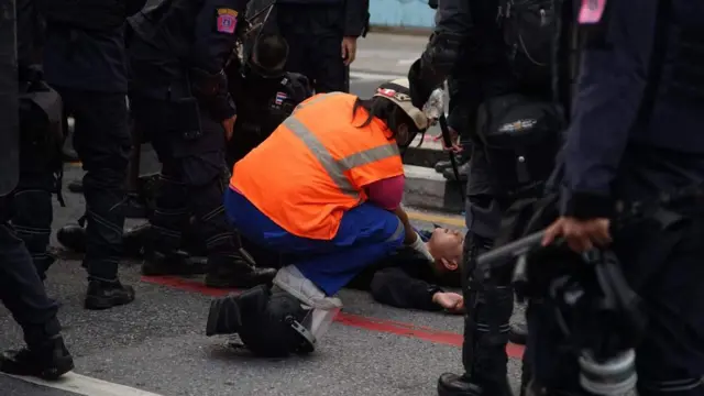 เจ้าหน้าที่ตำรวจ คฝ. ได้รับบาดเจ็บในระหว่างปฏฺิบัติหน้าที่ที่สามเหลี่ยมดินแดง