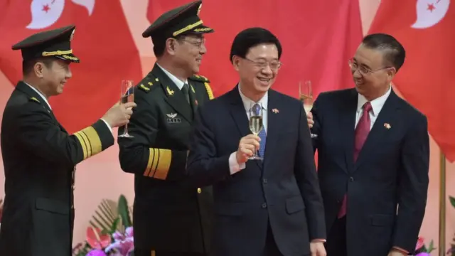 Ông John Lee với các quan chức Trung Quốc sau buổi lễ lớn để đánh dấu 24 năm bàn giao Hong Kong ngày 1 tháng 7 năm 2021