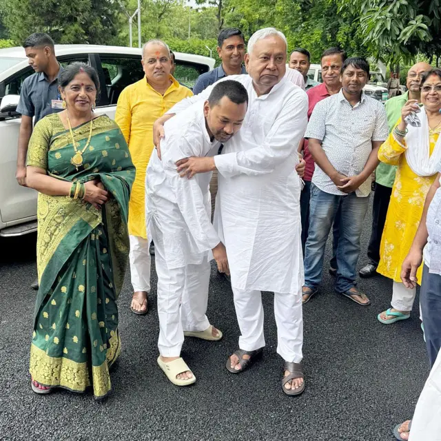 अपने इकलौते बेटे निशांत के साथ नीतीश कुमार.