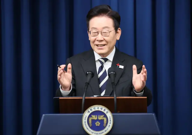 이재명 대통령이 3일 서울 용산 대통령실 청사에서 대국민 특별성명을 발표한 뒤 취재진 질문에 답하고 있다