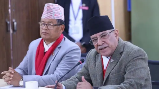 तात्कालिक प्रधानमन्त्री प्रचण्ड र उनका कानुनमन्त्री धनराज गुरुङसँग