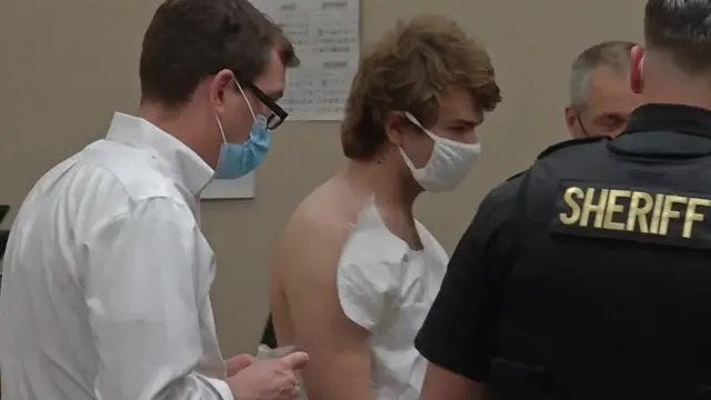 Payton Gendron pụtara n'ụlọikpe n'abalị 15 nke ọnwa Mee 2022 maka ebubo igbu mmadụ n'anya ọcha