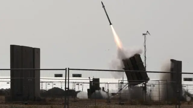 Silaha ya kutungua Silaha ya Iron Dome ikifanya kazi