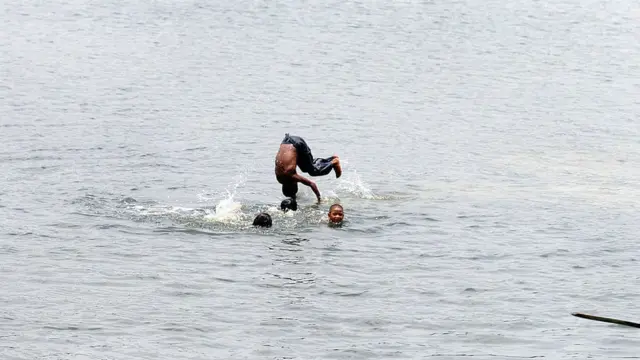 নদীতে গোসল