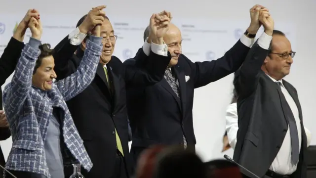 Ban Ki-moon, Laurent Fabius y Francois Hollande celebrando la adopciónd el Acuerdo de París.