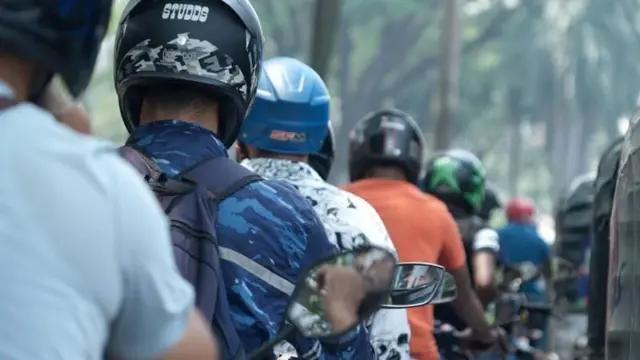 অ্যাপভিত্তিক রাইড শেয়ারের মাধ্যমে জীবিকা নির্বাহ করছে অনেক তরুণ