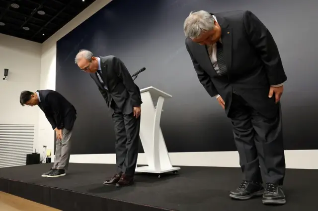 김영섭 KT 대표이사가 11일 오후 서울 종로구 KT 광화문 West 사옥에서 소액결제 피해 관련 기자 브리핑에 앞서 고개숙여 사과를 하고 있다.