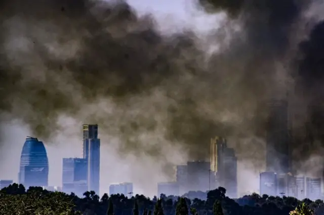 ইসরায়েলে ক্ষেপণাস্ত্র আঘাতের স্থানে কালো ধোঁয়া দেখা যাচ্ছে