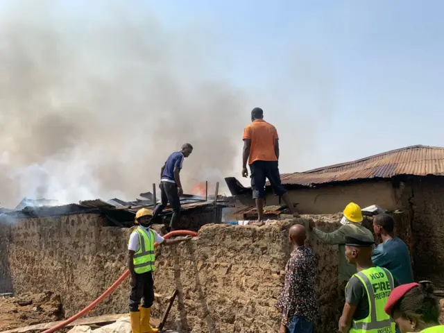 Ilé tó ń jó tí wọ́n ń gbìyànjú láti pa