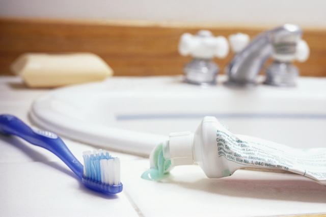 Diş fırçalamanın en iyi yolu: Hangi macun ve fırça kullanılmalı? - BBC News Türkçe